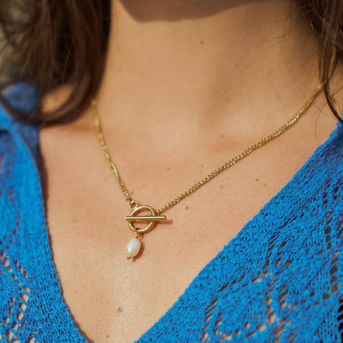 Parelmoer hanger aan goudkleurige ketting