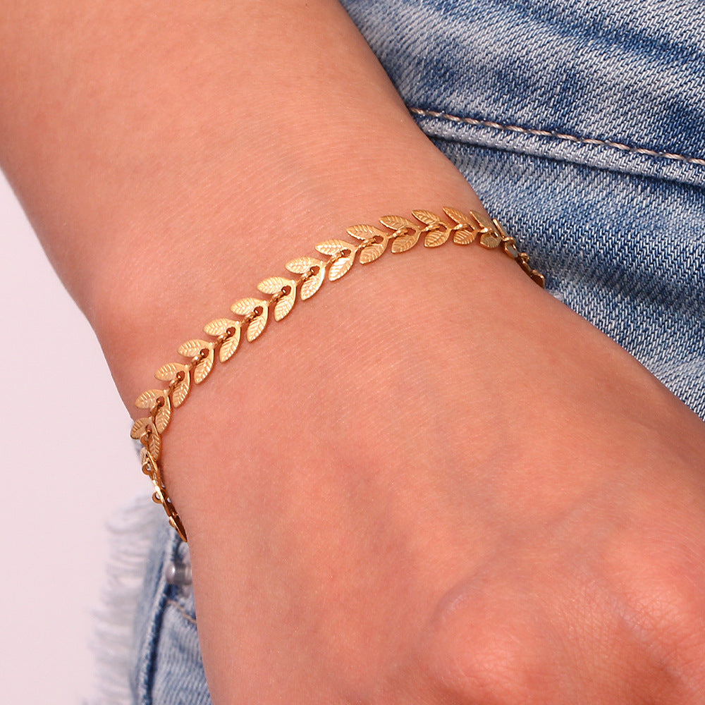Visgraat-armband goudkleurig gedragen