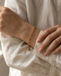 Model draagt de paperclip-armband met bolletje van Ambrelle