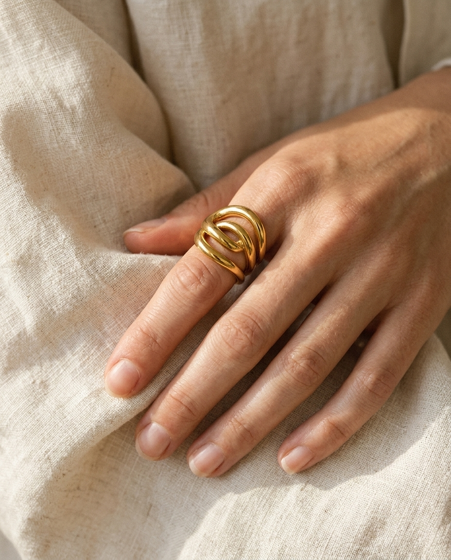 Model draagt de gelaagde open ring van Ambrelle
