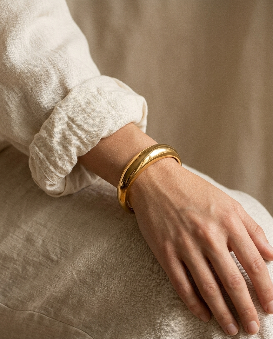 Model draagt de open armband in C-vorm van Ambrelle