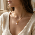 Model draagt ketting met parelmoer hanger van Ambrelle