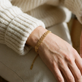 Model draagt visgraat-armband met blaadjes van Ambrelle