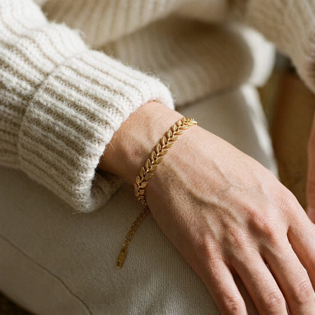 Model draagt visgraat-armband met blaadjes van Ambrelle
