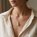 Model draagt ovale hanger aan fijne ketting van Ambrelle