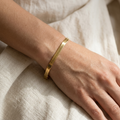 Model draagt platte visgraat-armband 6 mm van Ambrelle